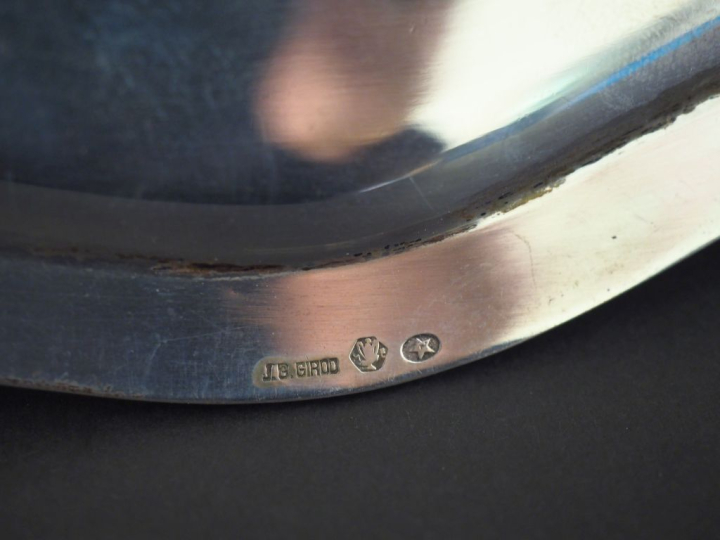 Plat rond à bord polylobé en argent 915 espagnol, à décor de frise de 