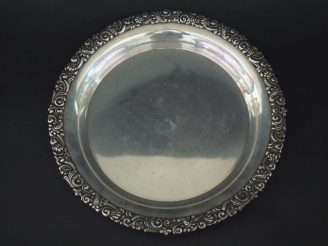 Vente aux enchères Plat creux en argent espagnol, à décor de rinceaux feuillagés et de fl