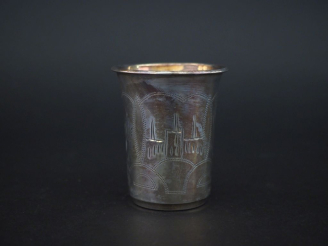 Vente aux enchères Timbale de forme tulipe en argent russe, à décor gravé de paysages et 