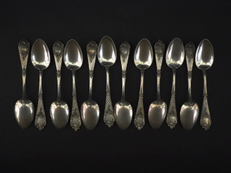 Vente aux enchères Suite de douze cuillères à thé en argent russe, à décor de cartouches 