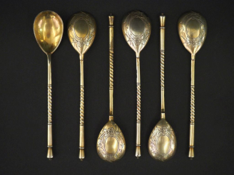 Vente aux enchères Suite de six cuillères en argent doré russe, à décor gravé au revers d