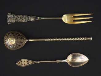 Vente aux enchères Ensemble comprenant :  - une cuillère en argent doré russe, à décor ni