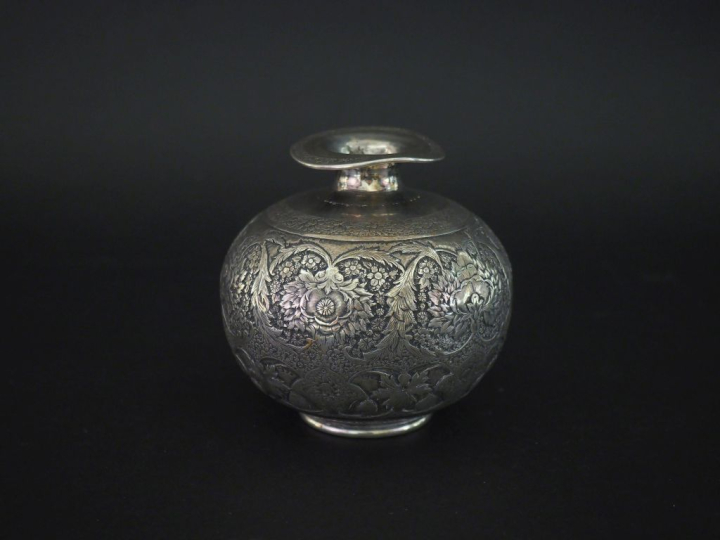 Vase boule en argent perse, à décor gravé et ciselé de fleurs, feuilla