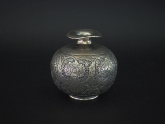 Vente aux enchères Vase boule en argent perse, à décor gravé et ciselé de fleurs, feuilla