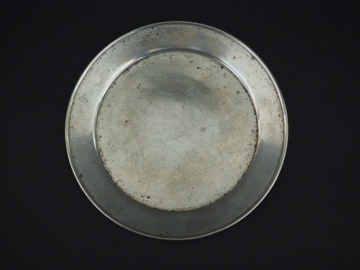 Dessous de bouteille en argent lisse anglais.  Diam. 12,8 cm Poids. 10