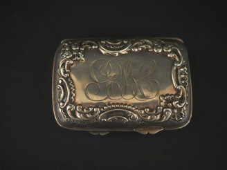 Vente aux enchères Boite rectangulaire de style Louis XV en argent anglais, à décor de ri