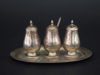 Vente aux enchères Garniture de table en argent lisse anglais 925. Comprenant une salière