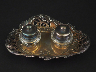 Vente aux enchères Garniture de table de style Louis XV en argent 900 et verre, à décor a
