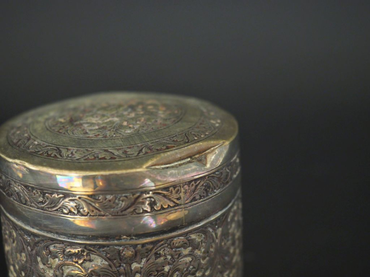 Boite cylindrique couverte en argent étranger 800, à décor de rinceaux