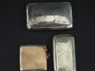 Vente aux enchères Ensemble comprenant :  - une boite à briquet en argent anglais.  4,5 x