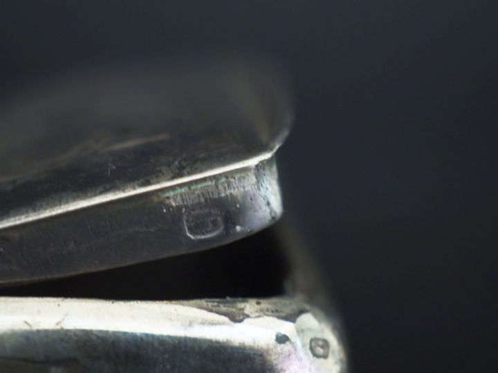 Ensemble comprenant :  - une boite à briquet en argent anglais.  4,5 x
