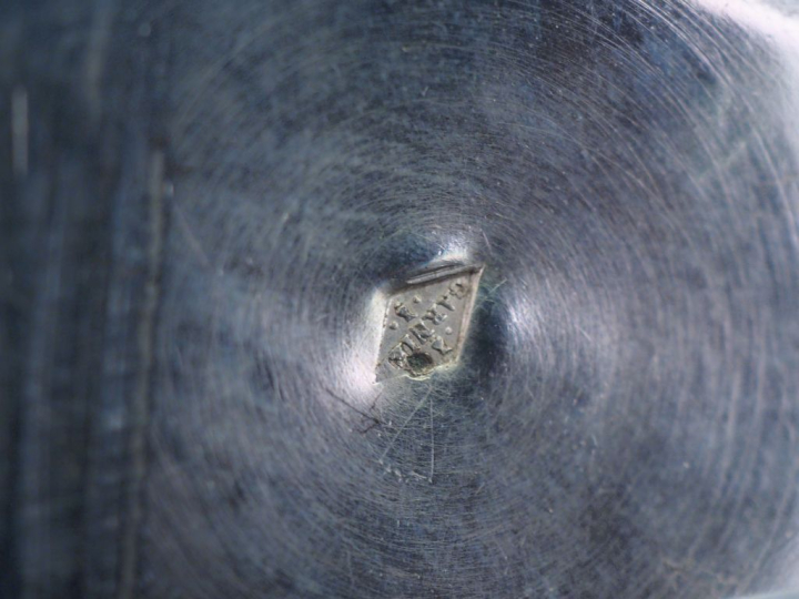 Pot à lait à fond plat en argent 925, poinçon Minerve, à décor d'une f
