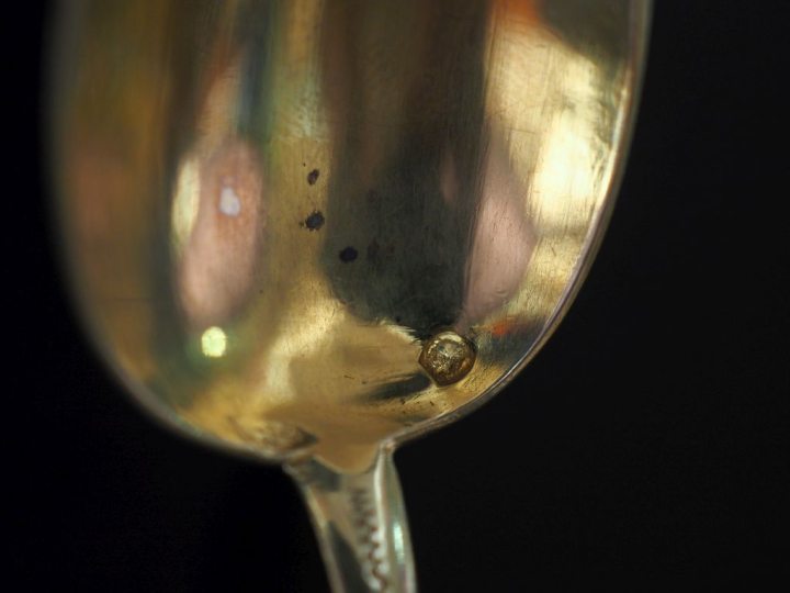 Suite de onze cuillères à thé en vermeil 925, poinçon Minerve, à décor