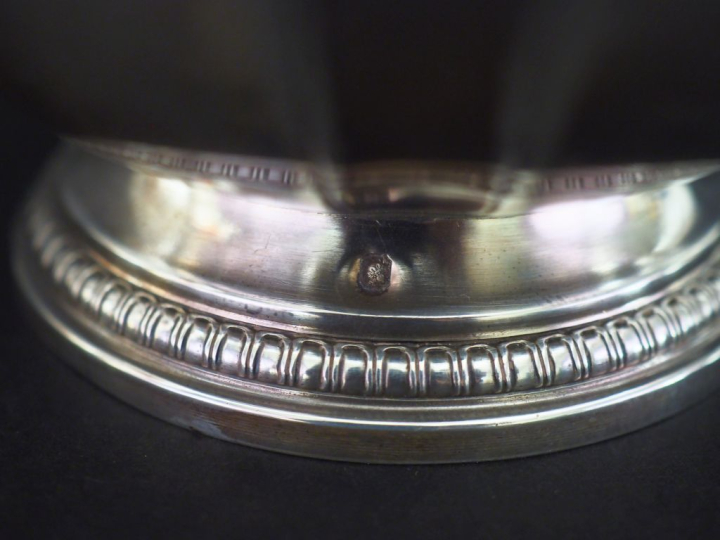 Petite théière à pans coupés sur piédouche de style Louis XVI en argen
