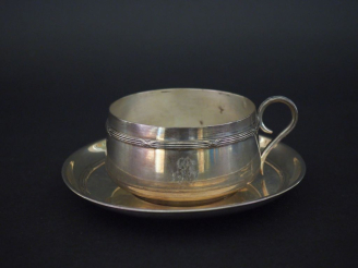 Vente aux enchères Tasse et sa sous-tasse de style Louis XVI en argent 925, poinçon Miner