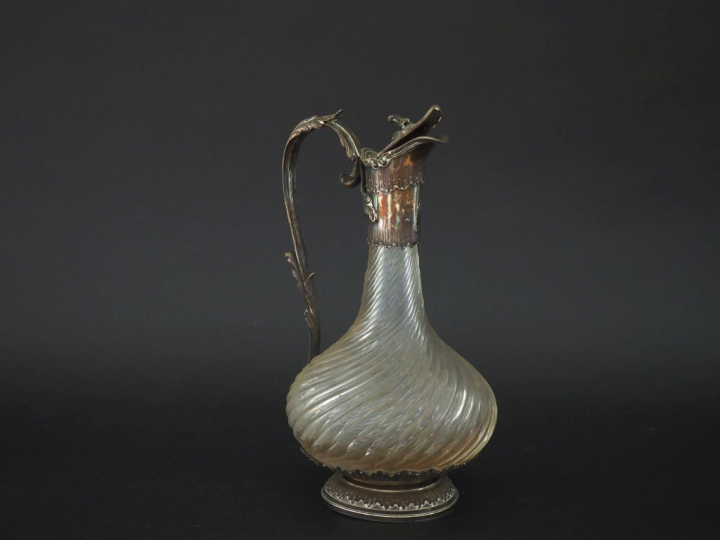 Aiguière de style Louis XV en cristal, à décor de cotes torses, montur