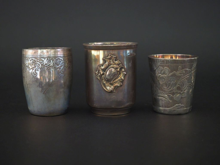 Ensemble comprenant :  - une timbale de style Louis XV en argent 925, 