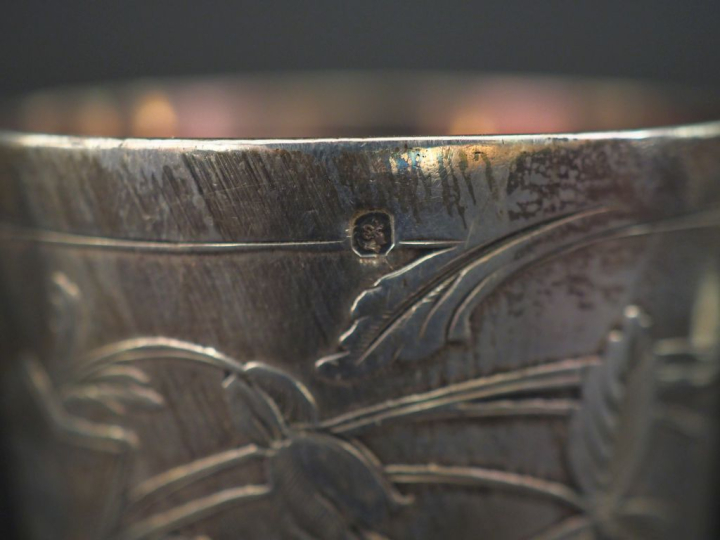 Ensemble comprenant :  - une timbale de style Louis XV en argent 925, 