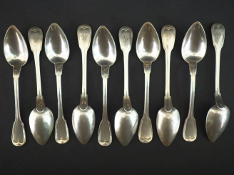 Vente aux enchères Suite de dix petites cuillères en argent 925, modèle à filet.  Monogra