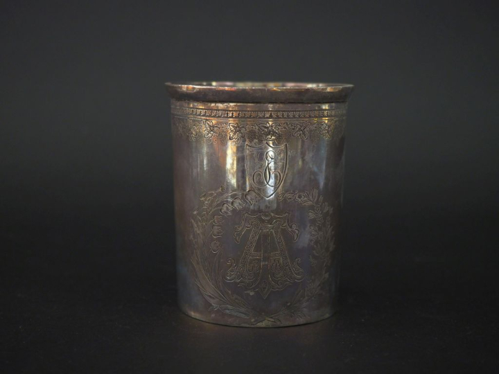 Chope en argent 925, poinçon Minerve, à décor d'une frise de feuilles 