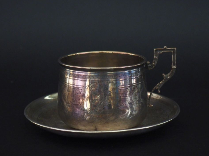 Tasse et sa sous-tasse en argent 925, poinçon Minerve, à décor strié e