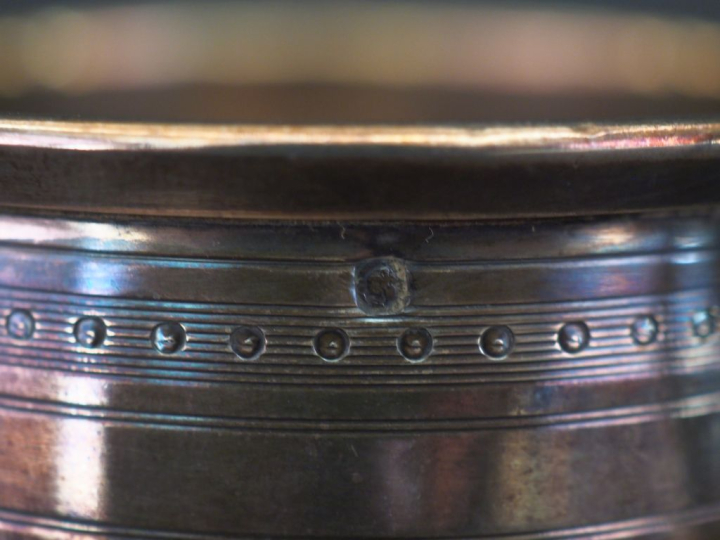 Tasse et sa sous-tasse en argent 925, poinçon Minerve, à décor strié e