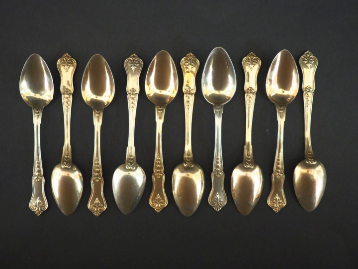 Suite de dix petites cuillères de style Louis XV en vermeil 925, poinç