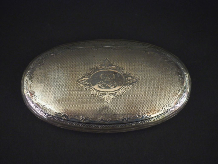 Boite ovale de style Louis XVI en argent 925, poinçon Minerve, à décor