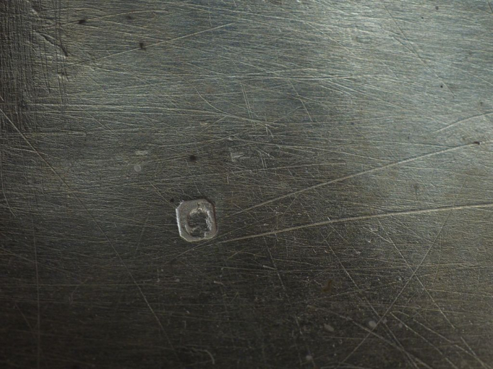 Boite ovale de style Louis XVI en argent 925, poinçon Minerve, à décor