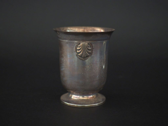 Vente aux enchères Timbale de forme évasée sur piédouche en argent 925, poinçon Minerve, 