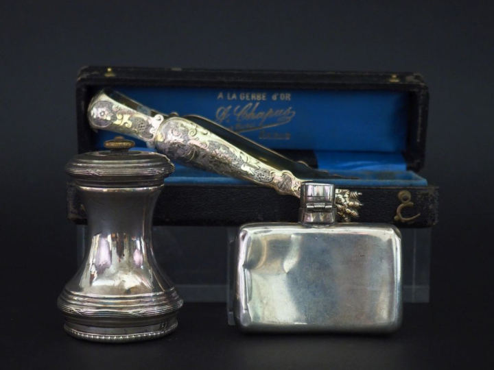 Ensemble comprenant :  - un poivrier de style Louis XVI en argent 925,