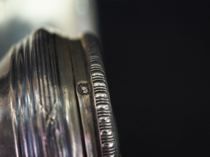 Ensemble comprenant :  - un poivrier de style Louis XVI en argent 925,