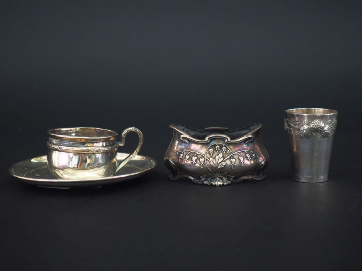 Ensemble comprenant :  - une petite tasse de style Louis XVI en argent