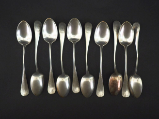 Vente aux enchères Suite de dix petites cuillères de style Louis XVI en argent 925, poinç
