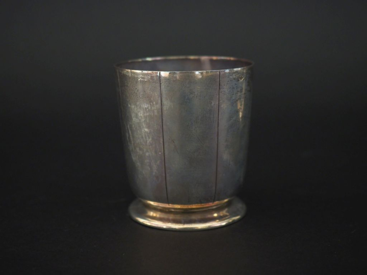 Timbale sur piédouche de style Art déco en argent 925, poinçon Minerve