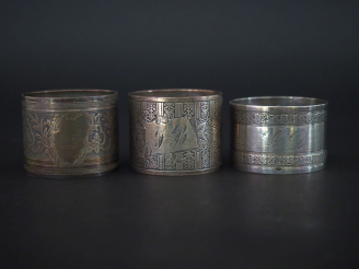 Vente aux enchères Ensemble comprenant :  - un rond de serviette en argent 925, à décor d