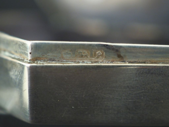 LANCEL, Paris Etui à cigarette de style Art déco en argent. Signé. 1 x
