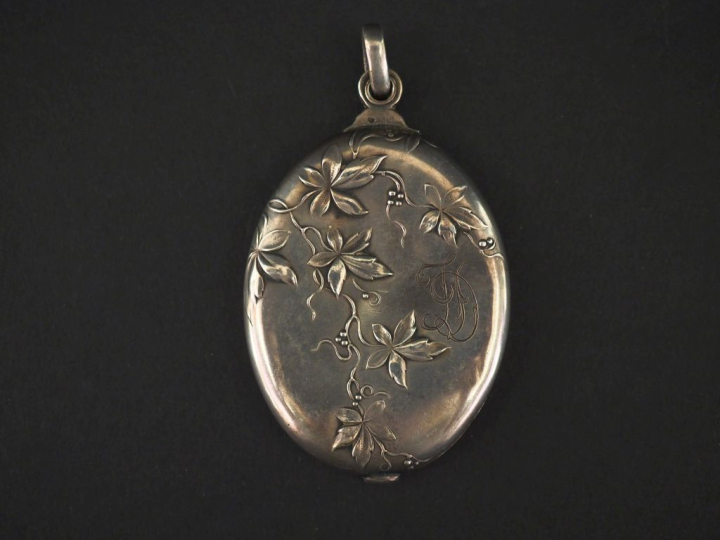 Ravissant pendentif ovale formant miroir de style Art Nouveau en argen