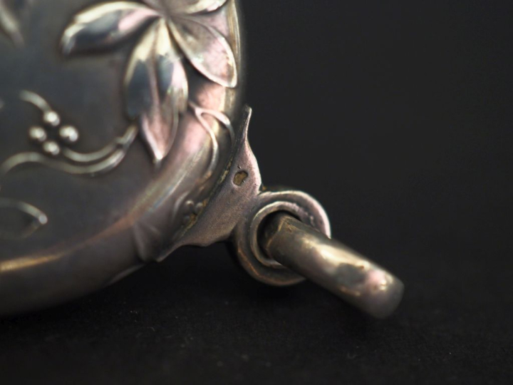 Ravissant pendentif ovale formant miroir de style Art Nouveau en argen
