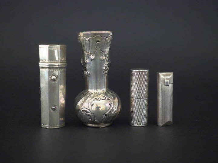 Ensemble comprenant :  - un soliflore de style rocaille en argent 925,