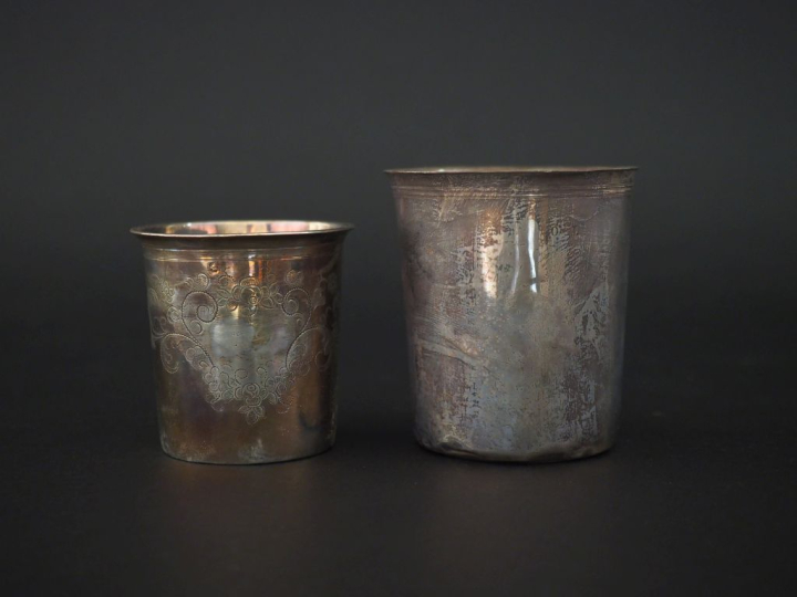 Ensemble comprenant :  - une petite timbale à fond plat en argent 925,