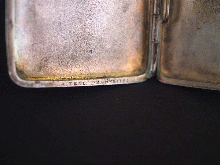 Ensemble comprenant :  - un étui à cigarettes de style Art déco en arg