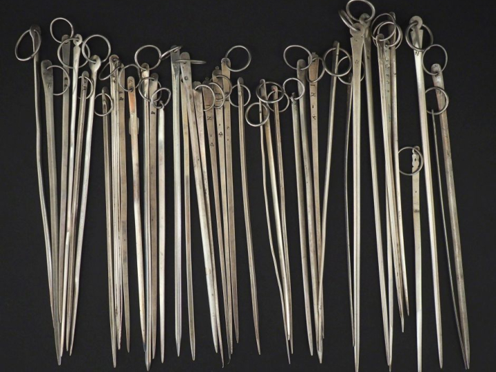 Ensemble de piques en argent, poinçons dépareillés.  Poids. 418  g   