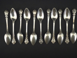 Vente aux enchères Suite de onze petites cuillères de style Louis XIV en argent 925, poin