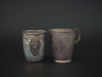 Vente aux enchères Ensemble comprenant :  - une tasse en argent 925, poinçon Minerve, à d