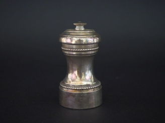 Vente aux enchères Poivrier en argent 925, poinçon Minerve, à décor de rangs de perles.  
