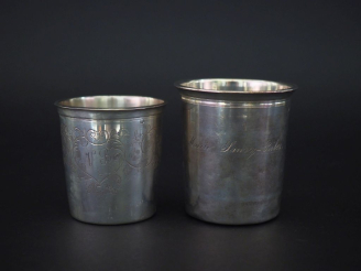 Vente aux enchères Ensemble comprenant :  - une timbale à fond plat en argent 925, poinço