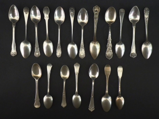 Vente aux enchères Ensemble comprenant :  - quatorze petites cuillères en argent 925, poi
