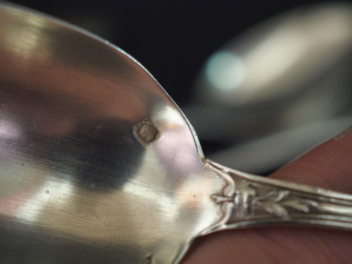 Ensemble comprenant :  - quatorze petites cuillères en argent 925, poi