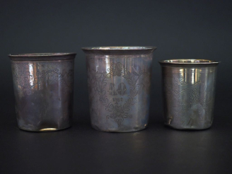 Vente aux enchères Ensemble comprenant :  - une importante timbale à fond plat en argent 
